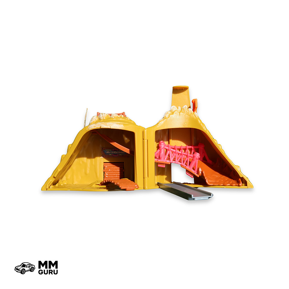 Micro Machines MMGuru 2021 2021-Micro Off-Road Adventure expanding playset, isometric view
